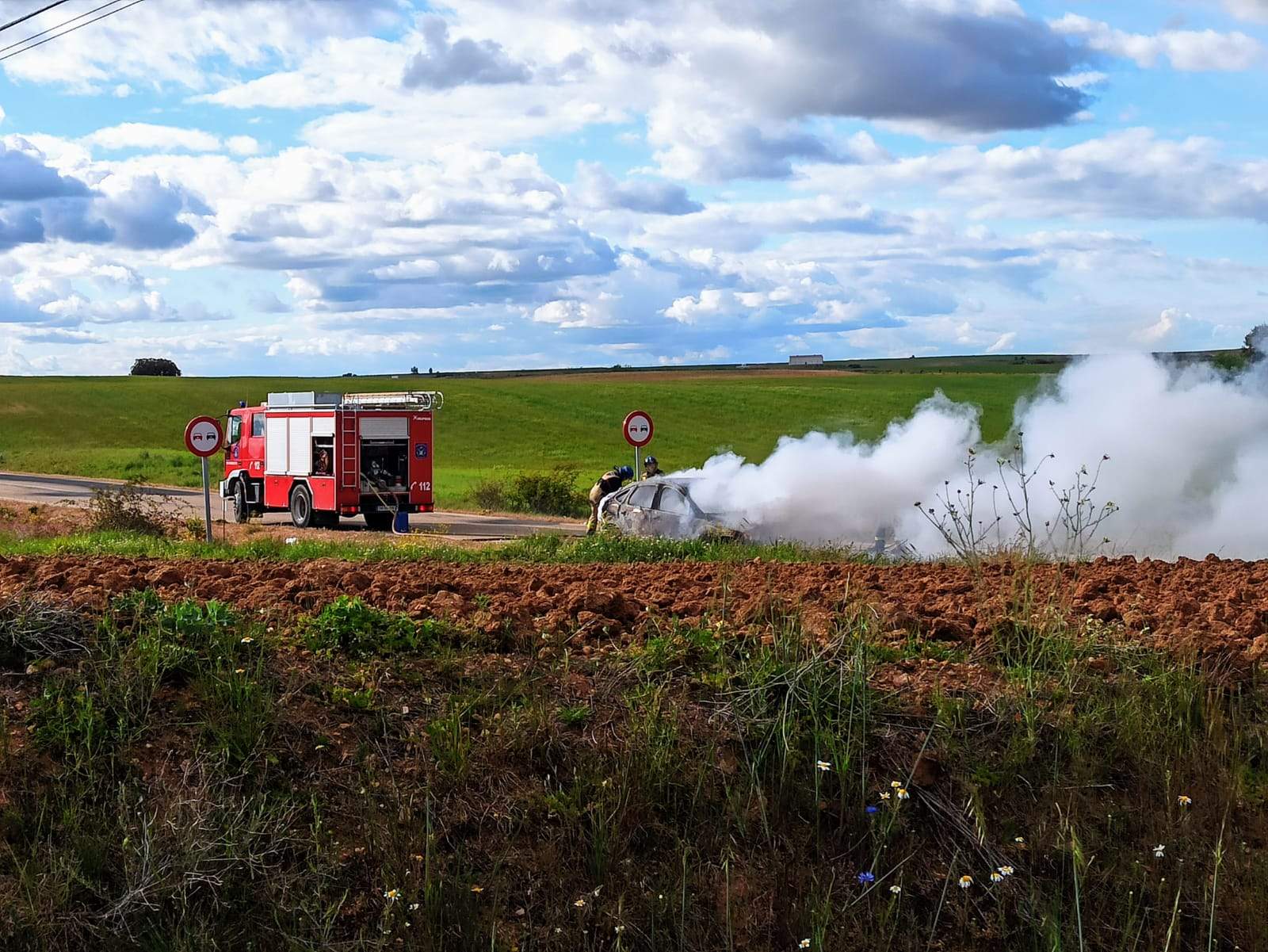 coche ardiendo en la ZA602 .IMAGEN CEDIDA M.T.G