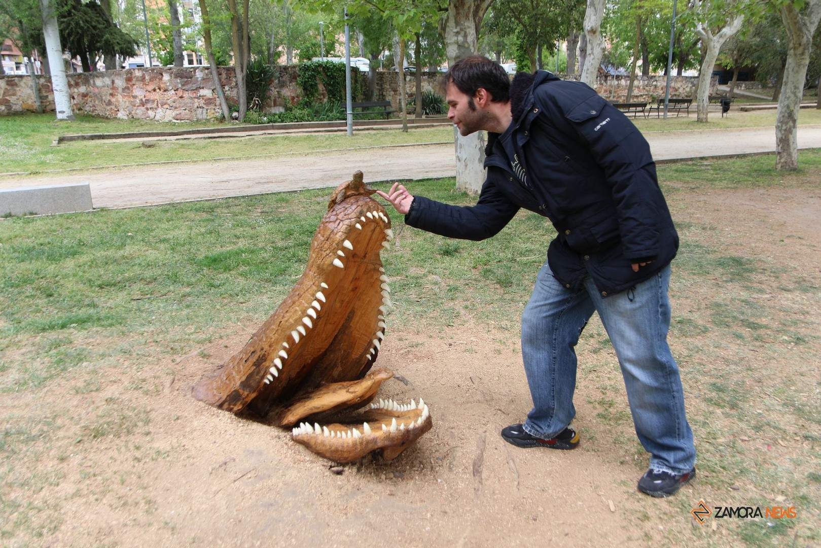 El artista zamorano José Ángel Marcos, más conocido como “Was”, junto a su obra tallada en madera en Los Tres Árboles_5