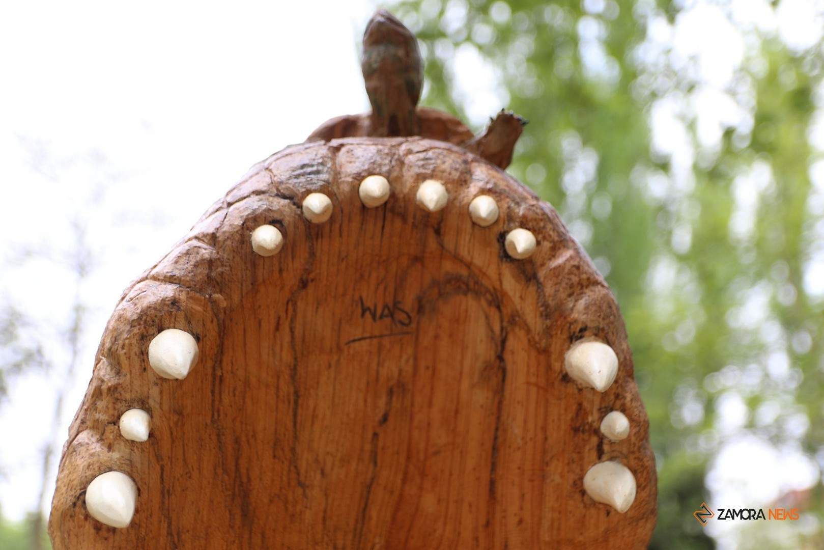 El artista zamorano José Ángel Marcos, más conocido como “Was”, junto a su obra tallada en madera en Los Tres Árboles_3