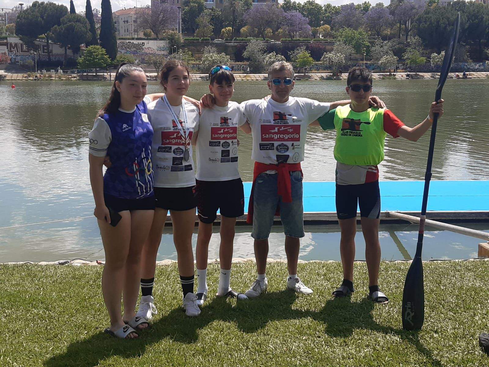 Palistas infantiles del Club San Gregorio Club Piragua Ciudad de Zamora en el Campeonato de España de piragüismo disputado en Sevilla. Fotografía: CEDIDA