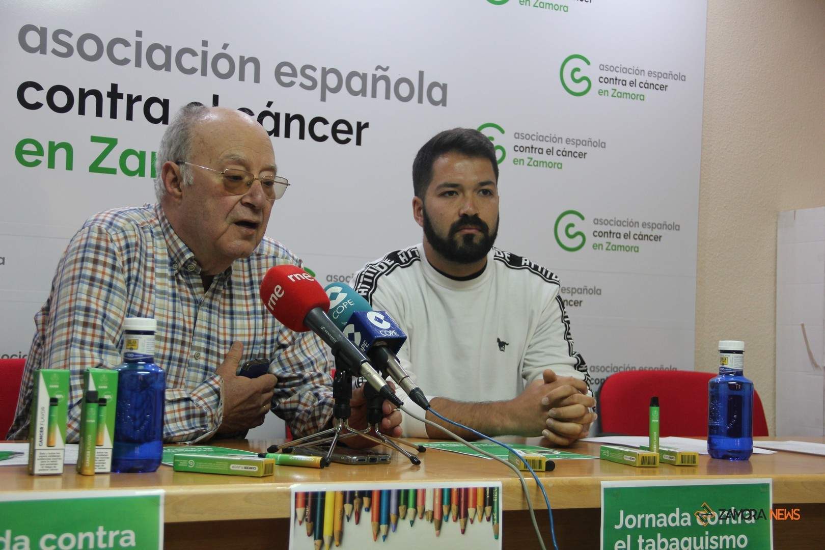 El presidente de la AECC en Zamora, Alfonso Fernández Prieto y el psicólogo, Rubén Sánchez, durante la presentación de las actividades entorno al Día Mundial sin Tabaco