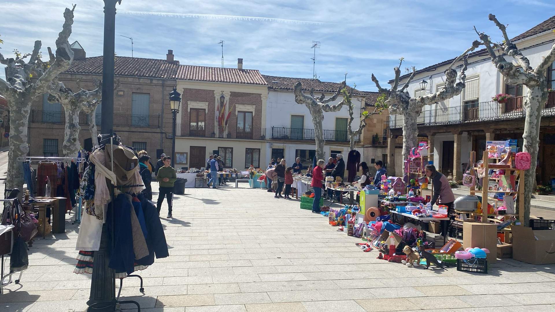 mercadillo segunda mano Fuentesaúco. IMAGEN CEDIDA