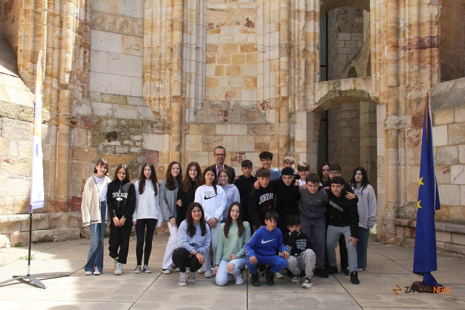 Actividades realizadas por la Fundación Europe Direct y la Junta con alumnos del Satísima Trinidad por el Día de Europa