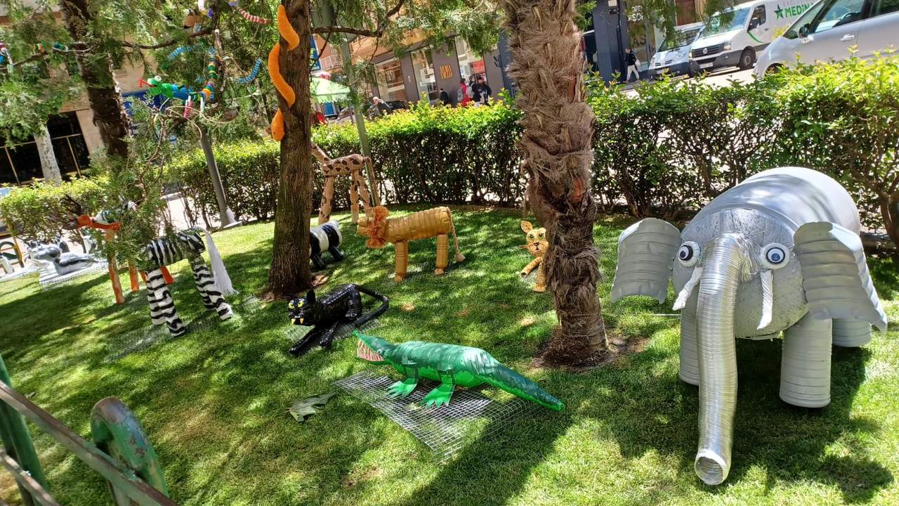 Zoo realizado con elementos reciclados realizado por la Asociación de Vecinos "Zona Tres Cruces"