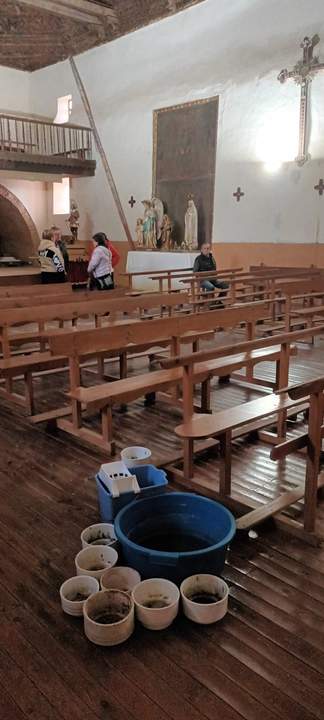 cubos goteras en la iglesia
