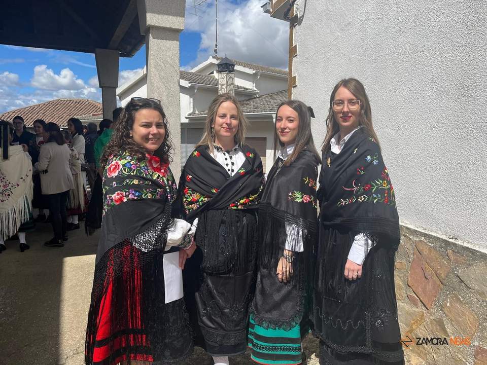 Santibáñez de Tera celebra la novena a San Tirso con el cántico de sus mozas