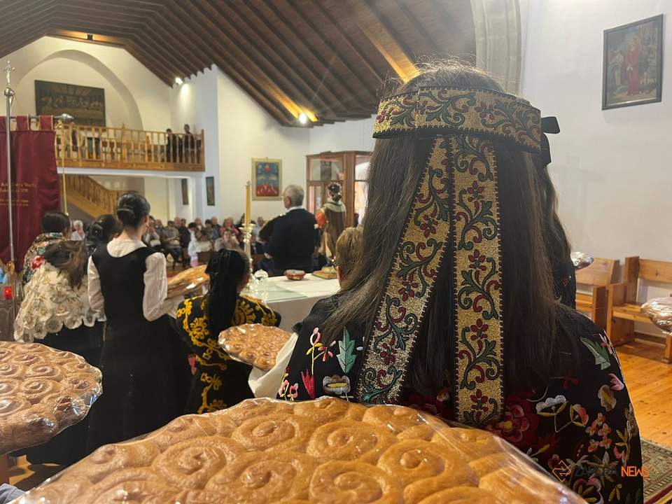 Venta de las tradicionales roscas en Santibáñez de Tera
