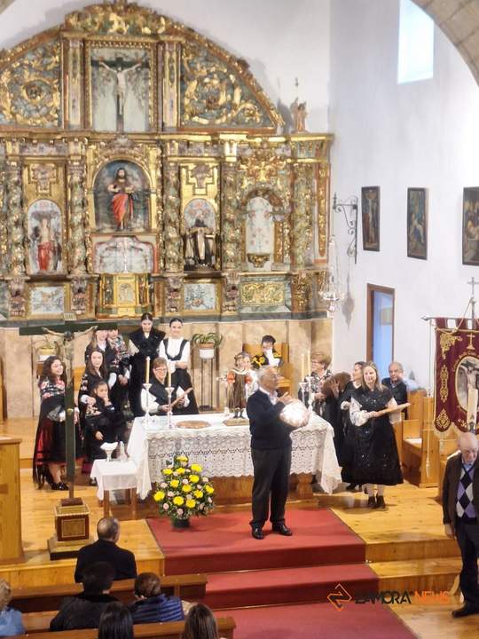 Venta de las tradicionales roscas en Santibáñez de Tera_2