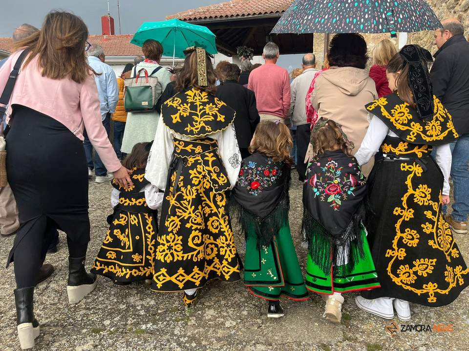 Venta de las tradicionales roscas en Santibáñez de Tera_3