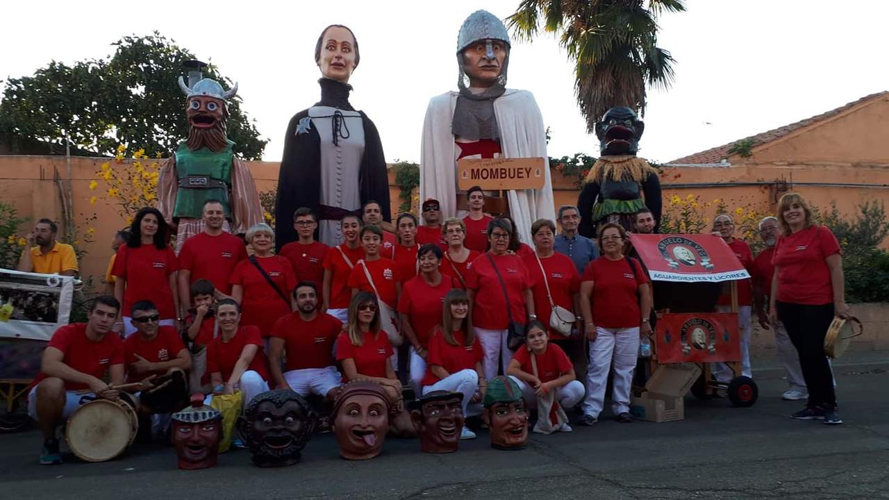 Último encuentro de Gigantes y Cabezudos en Mombuey. Fotografía: Facebook Candonga de Mombuey (Gigantes y Cabezudos de Mombuey)