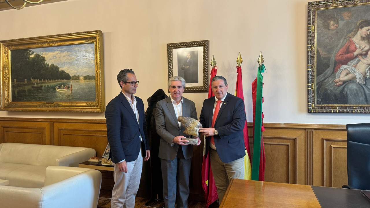 El presidente de la Diputación de Zamora, Javier Faúndez, el nuevo presidente de la Cámara Municipal de Braganza, Paulo Jorge Almendra Xavier, y el secretario general de la Fundación Rei Afonso Henriques, José Luis González Prada