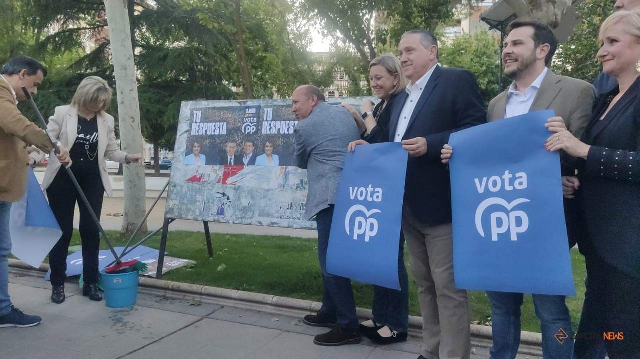 Pegada de carteles del PP de Zamora durante el arranque de la campaña electoral a las elecciones europeas