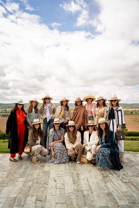 Las invitadas recién llegadas con sus sombreros de Alexia Alvarez de Toledo.