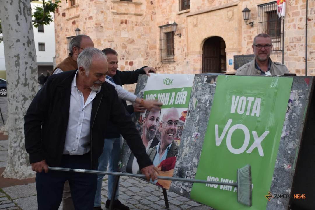 Pegada de carteles de Vox Zamora durante el arranque de la campaña electoral a las elecciones del 9N