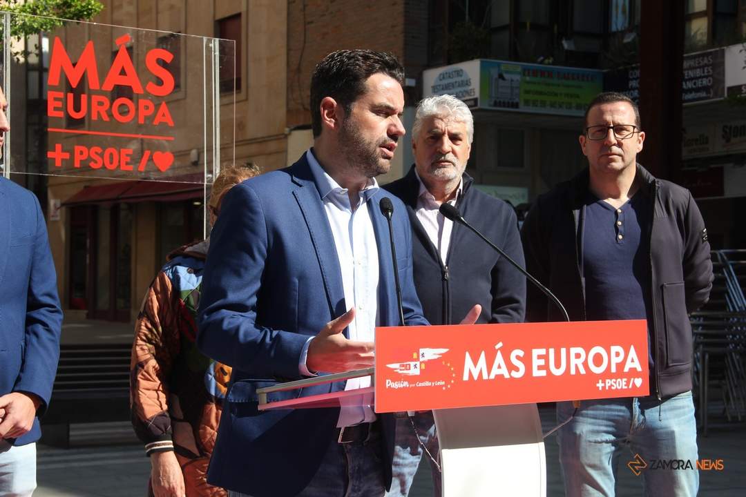 Inicio de campaña del PSOE de cara a las elecciones europeas con Antidio Fagúnez y el candidato Carlos Rodríguez_4