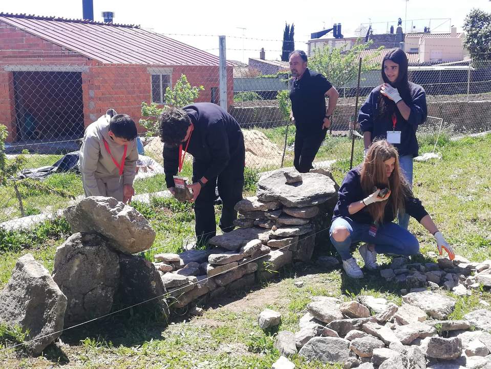 Uno de los talleres de construcción de pared con la técnica de piedra en seco. Fotografía: CEDIDA