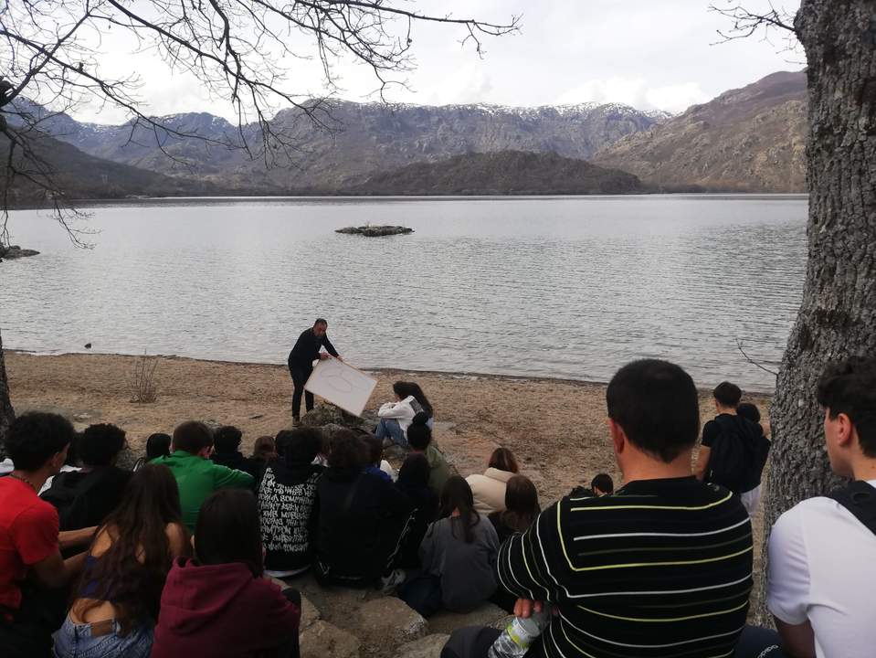 Clase de geología en el Lago de Sanabria, con los alumnos del instituto José Luis Gutiérrez. Fotografía: CEDIDA