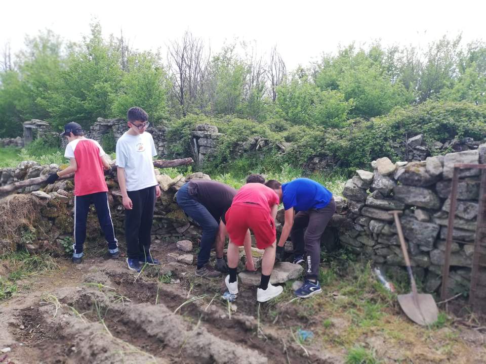 Poniendo en marcha el huerto ecológico de El Magarzal, con los alumnos de Muga. Fotografía: CEDIDA