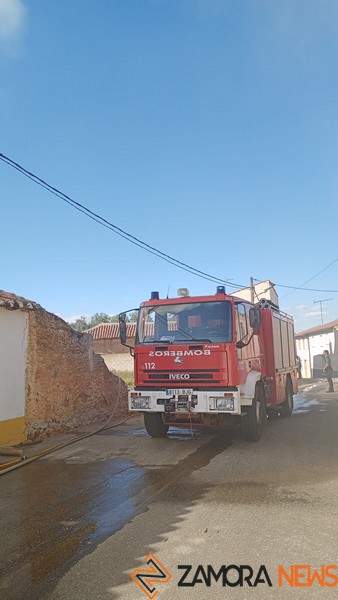 bomberos actuando en una vivienda en Micereces de Tera