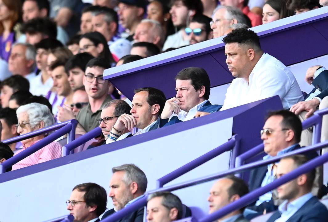 El presidente de la Junta, en el partido del Real Valladolid-Villarreal B que selló el ascenso a Primera