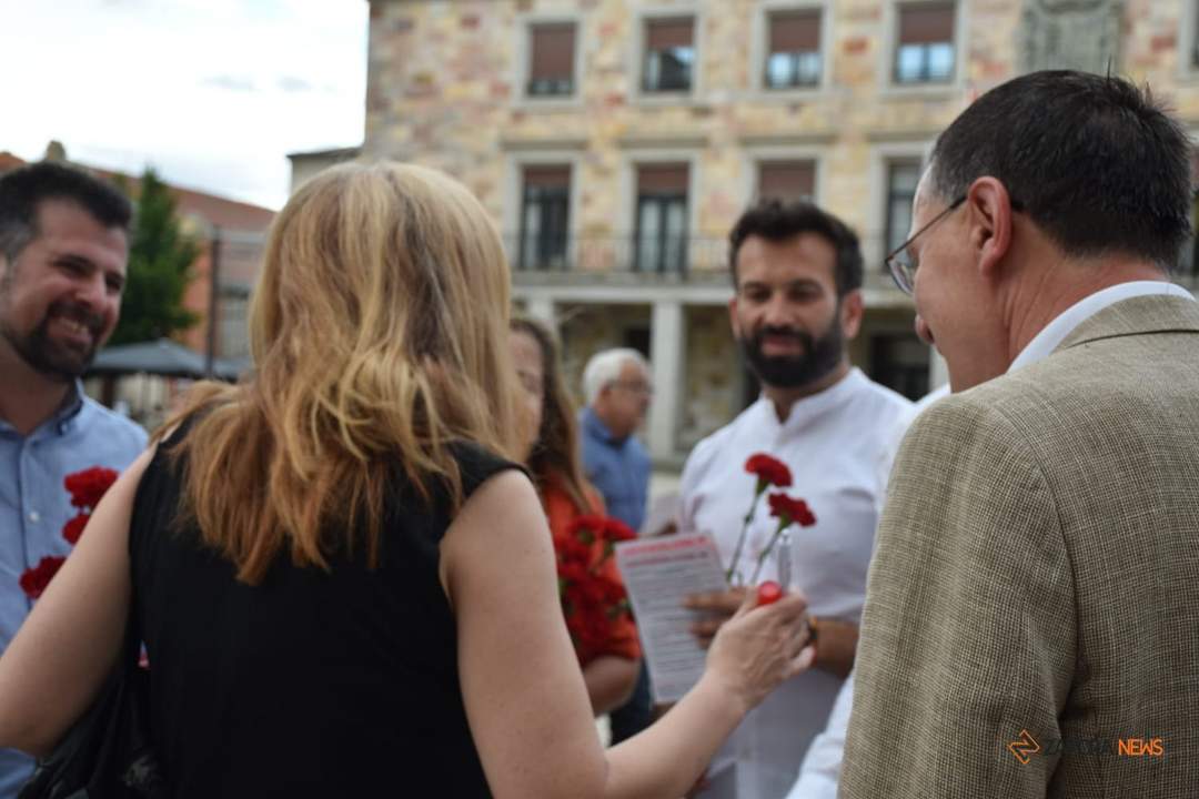Reparto de propaganda electoral por las calles de Zamora con el secretario general del PSOECyL, Luis Tudanca; la candidata al Parlamento Europeo, Iratxe García, y el secretario general del PSOE de Zamora, Antidio Fagúndez