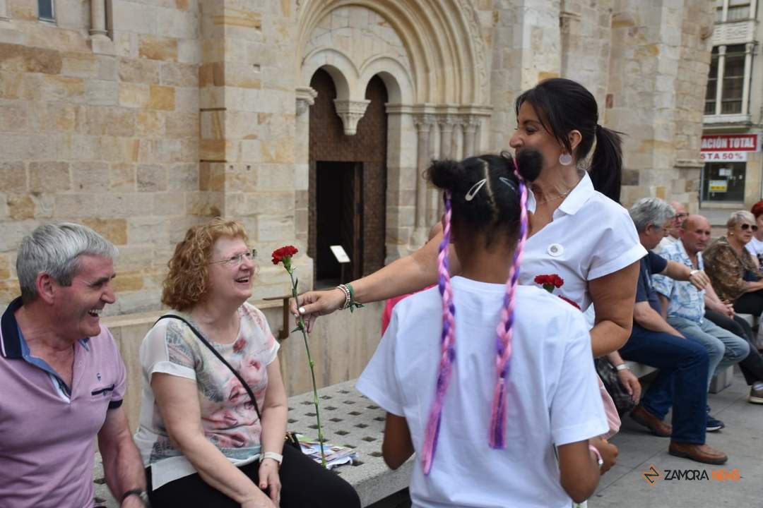 Reparto de propaganda electoral por las calles de Zamora con el secretario general del PSOECyL, Luis Tudanca; la candidata al Parlamento Europeo, Iratxe García, y el secretario general del PSOE de Zamora, Antidio Fagúndez