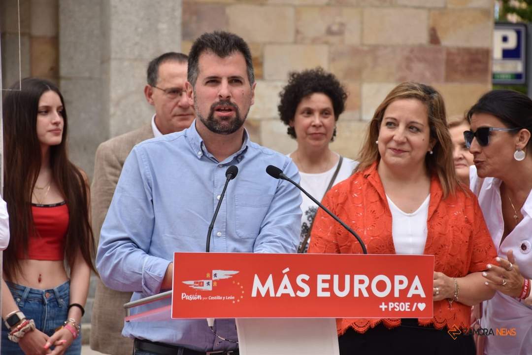 Reparto de propaganda electoral por las calles de Zamora con el secretario general del PSOECyL, Luis Tudanca; la candidata al Parlamento Europeo, Iratxe García, y el secretario general del PSOE de Zamora, Antidio Fagúndez_18