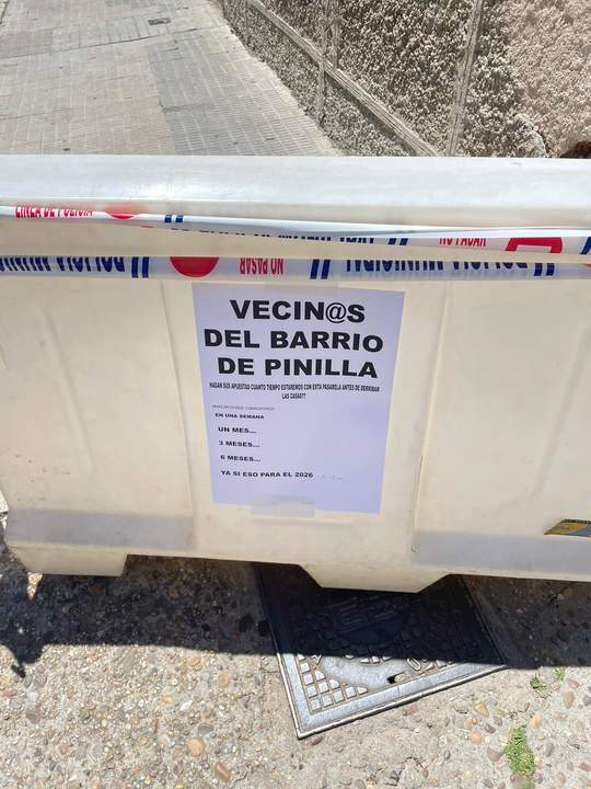 Mensaje colocado por uno de los vecinos del barrio de Pinilla en la pasarela provisional. Fotografía: CEDIDA