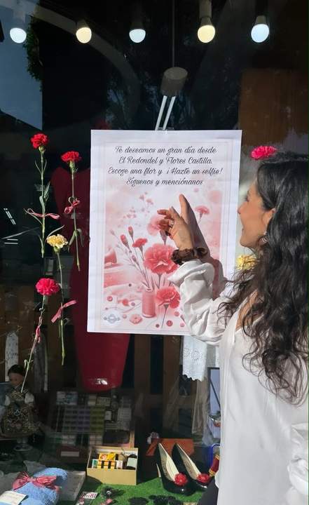 Carmen María con la primera colaboración entre El Redondel y Flores Castilla