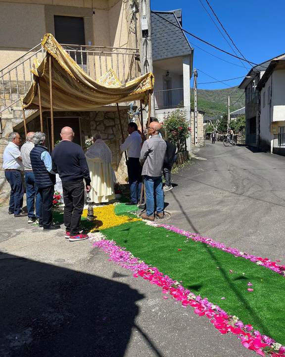 Alfombra floral en Vigo de Sanabria. Fotografía: Facebook