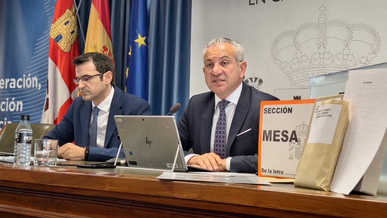 El delegado del Gobierno en Castilla y León, Nicanor Sen, supervisa el dispositivo electoral de cara a los comicios del 9N