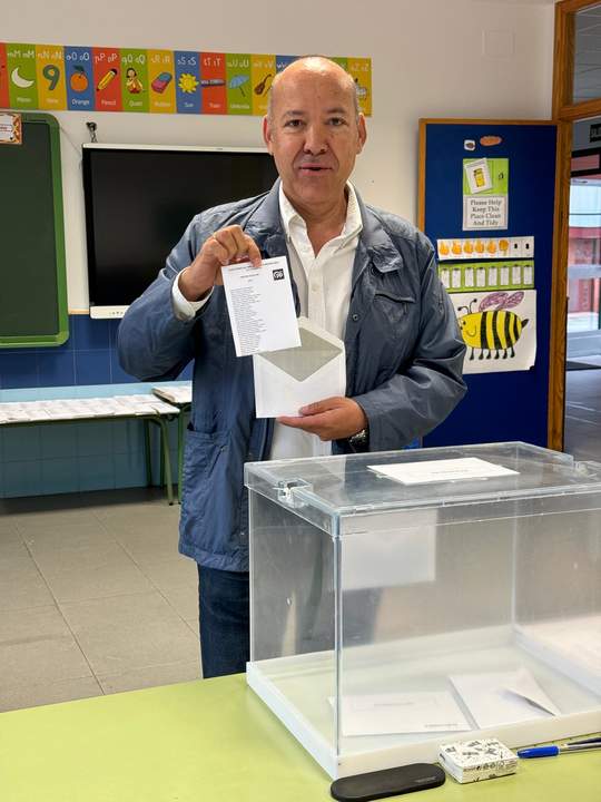 José María Barrios efectúa su voto para las europeas en Morales del Vino