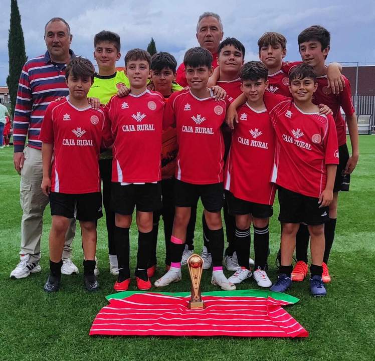 Los alevines del CD San José Obrero celebrando la victoria tras imponerse en el VIII Memorial Antonio Herrero "Tonino". Fotografía CEDIDA