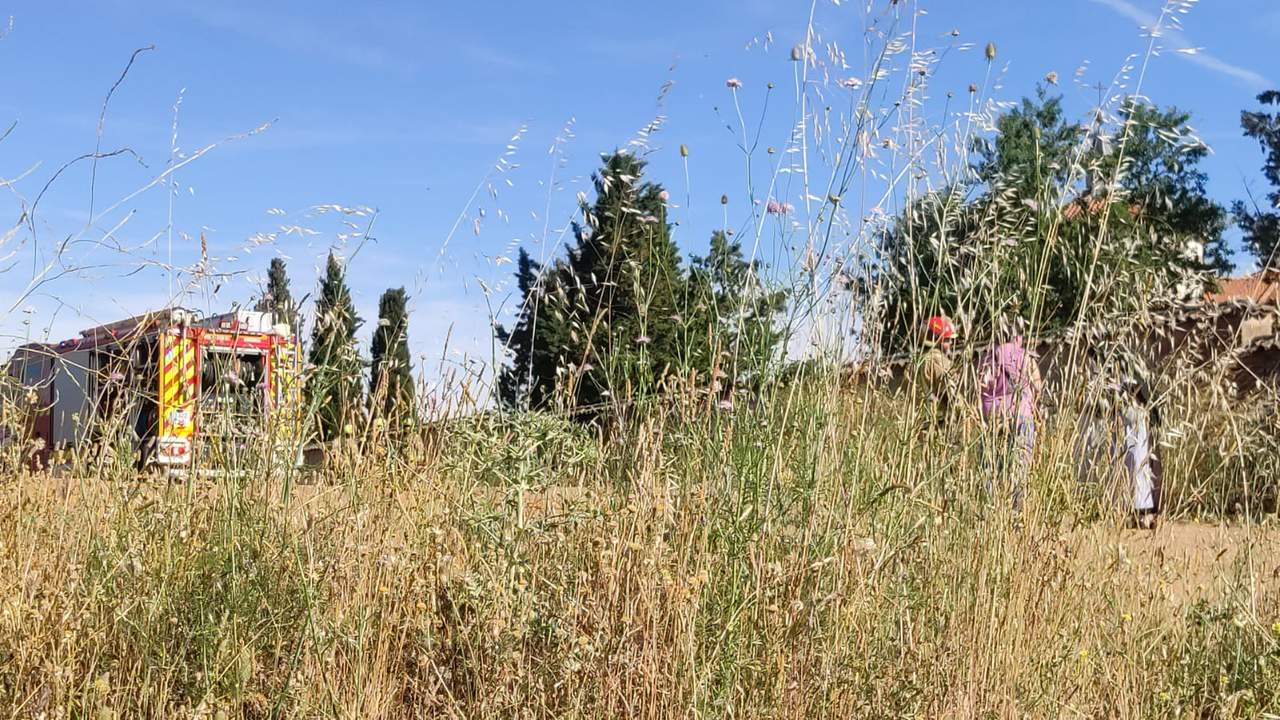 los bomberos sofocando un incendio al lado del monaterio 1
