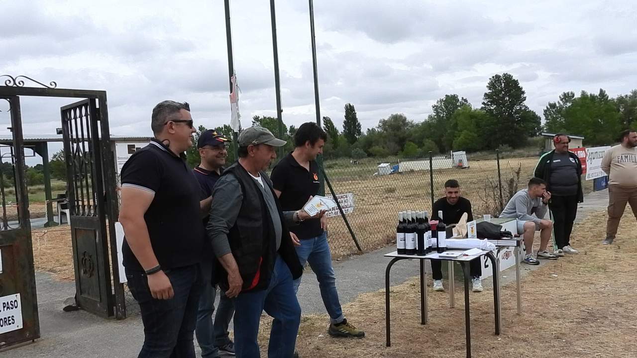 Entrega de obsequio al antiguo propietario de Gesticaza Joaquín Acedo durante el II Encuentro Cotos Gesticaza