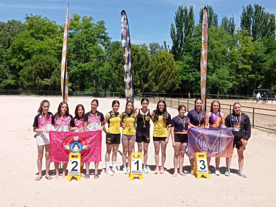 El equipo absoluto femenino del Dragones Caja Rural tras la primera fase del Campeonato de Castilla y León de verano de salvamento y socorrismo