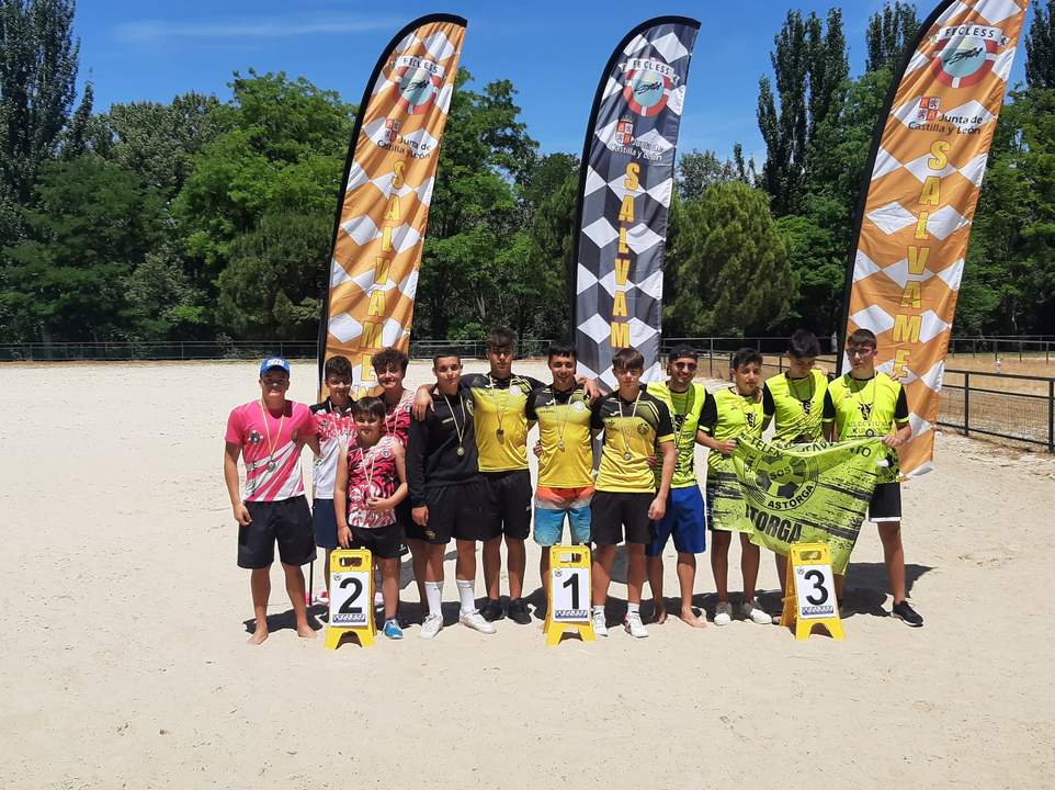 El equipo absoluto masculino del Dragones Caja Rural tras la primera fase del Campeonato de Castilla y León de verano de salvamento y socorrismo