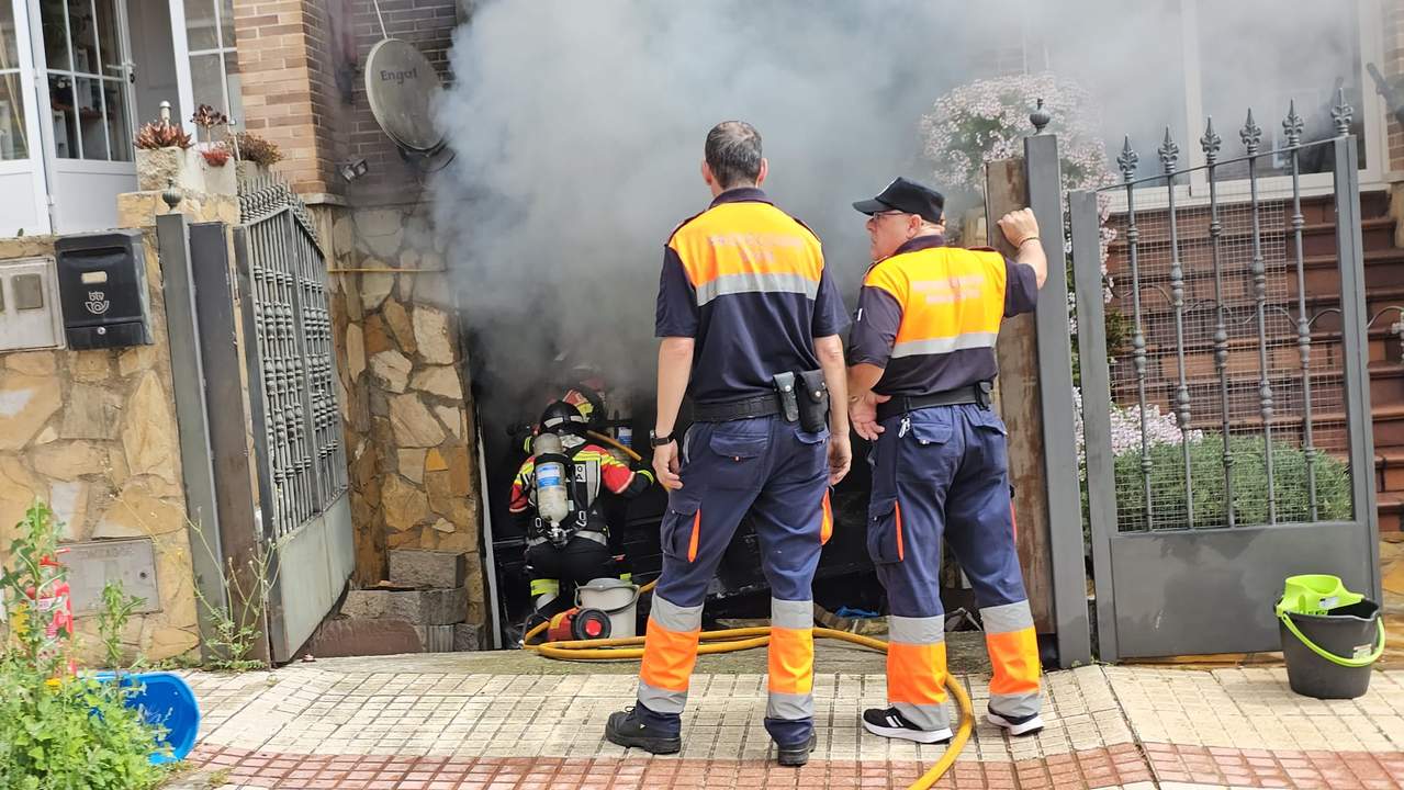 Bomberos de Benavente durante el incendio de una vivienda. Fotografía: INTERBENAVENTE