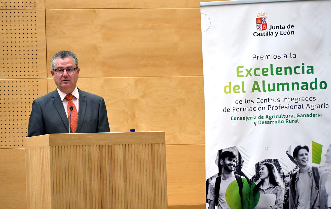 El consejero de Agricultura, Ganadería y Desarrollo Rural, Gerardo Dueñas, durante la entrega de los I Premios a la Excelencia del Alumnado