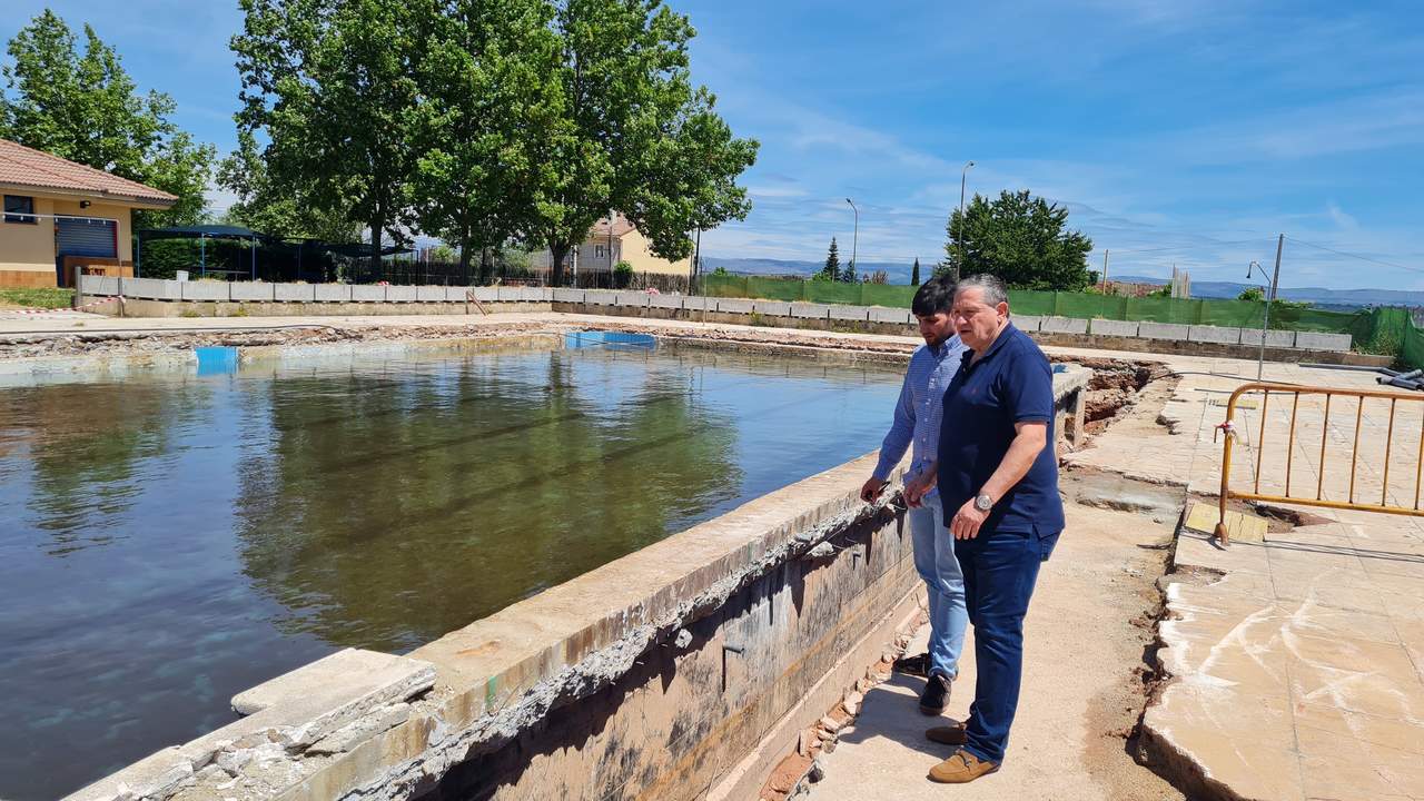 El presidente de la Diputación de Zamora, Javier Faúndez Domínguez, junto con el alcalde de Rabanales, Santiago Moral Matellán, ha visitado las instalaciones de la piscina municipal de Rabanales