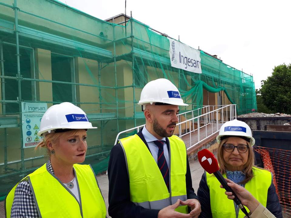 El director general de Calidad e Infraestructuras Sanitarias, Álvaro Muñoz Galindo, visita las obras de reforma del Centro de Salud de Aliste junto a la delegada territorial, Leticia García, y la gerente de Atención Sanitaria de Zamora, Montserrat Chimeno