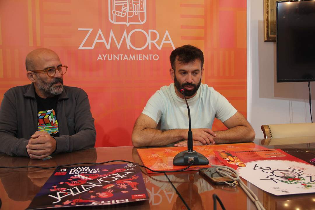 El concejal de Promoción Económica y Protección Ciudadana, David Gago, y el gerente de Consorcio de Fomento Musical, Pablo Madrid, durante la presentación de la 31 Muestra de Folclore