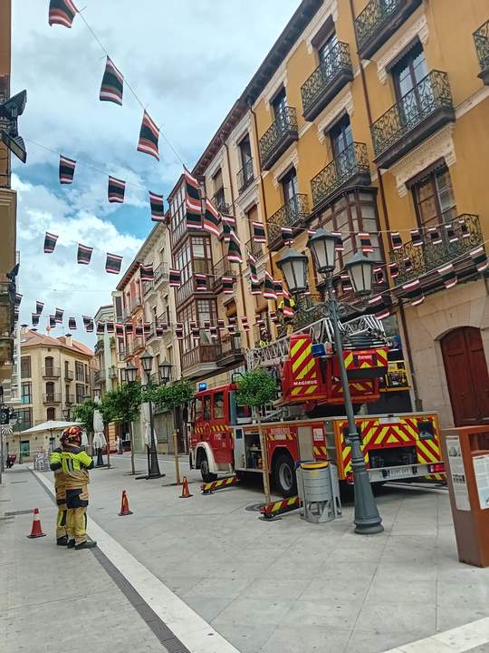 Instalación de las mantas zamoranas realizadas por el grupo 'Tejiendo Zamora'. Fotografía: CEDIDA