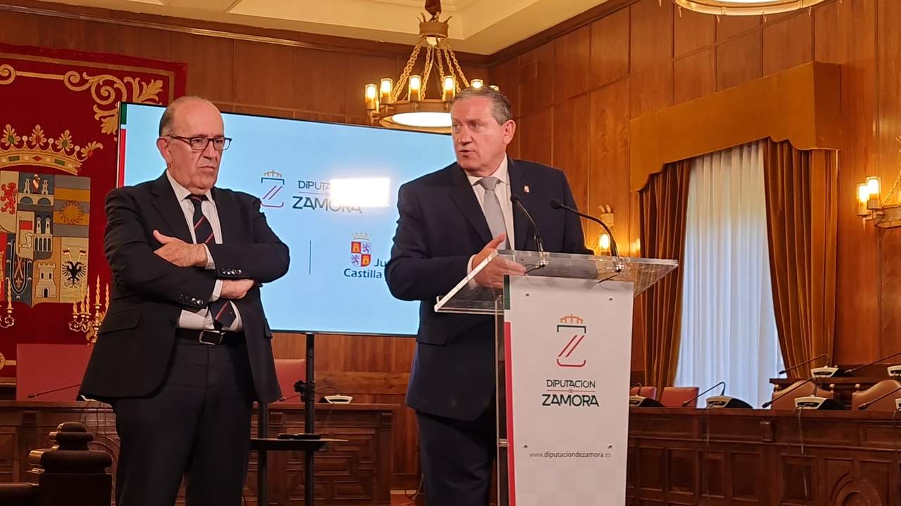 El presidente de la Diputación de Zamora, Javier Faúndez Domínguez, y el director general de Infraestructuras y Sostenibilidad Medioambiental de Castilla y León y consejero delegado de la Sociedad Pública de Infraestructuras y Medio Ambiente de Castilla y León (SOMACYL), José Manuel Jiménez Blázquez, han mantenido tras la reunión de la Comisión de Seguimiento de los programas de depuración de aguas residuales