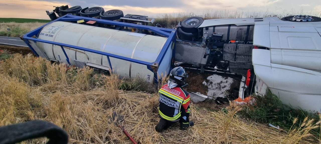camión volcado en Benavente