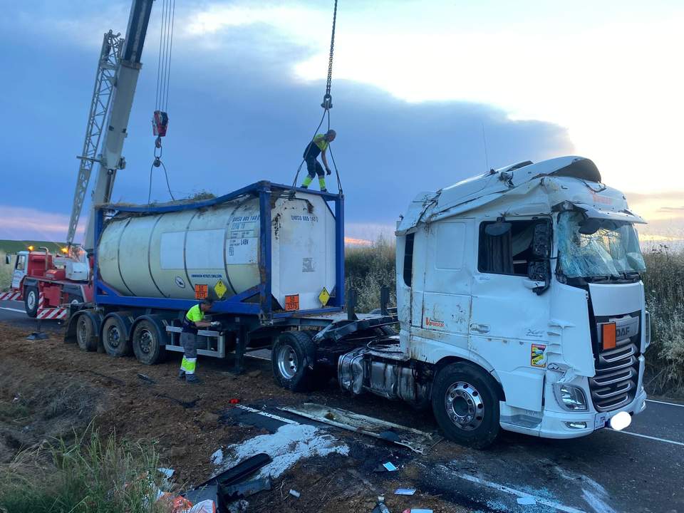 camión volcado en Benavente 1