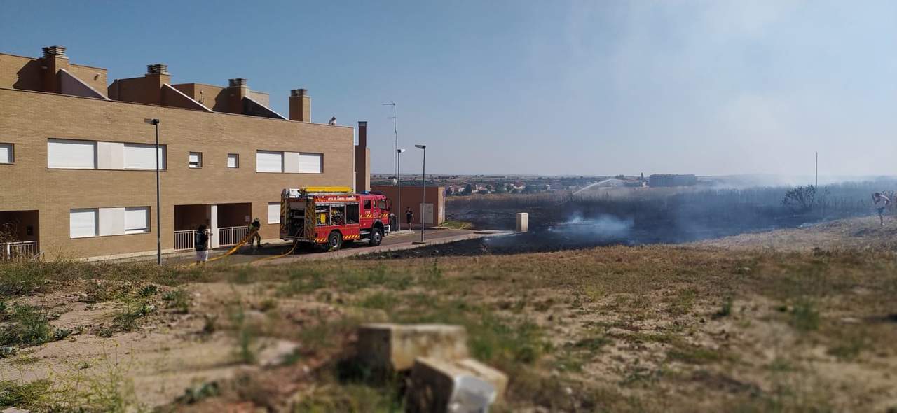 bomberos actuando en incendio del parque de Valorio