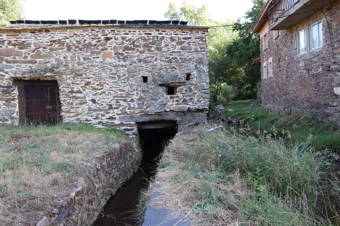 Caño de molino desbrozado ya de maleza. Fotografía Rubén Gago