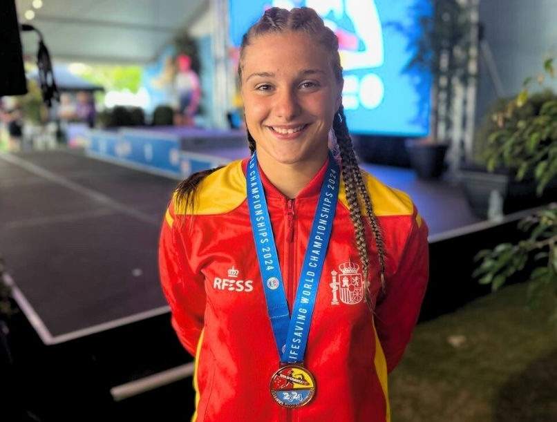 La júnior Yael Mantecón ha recibido una medalla de bronce tras lograr una tercera
posición en la prueba de banderas en la playa./RFESS