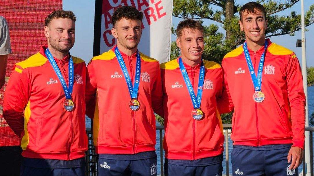 El equipo absoluto masculino debuta en el medallero mundial de piscina con un
bronce en la prueba de 4x25 metros remolque de maniquí./RFESS